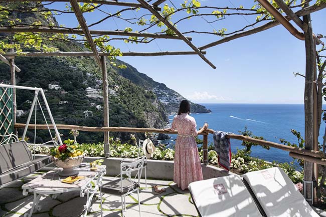 7. Hầu hết những nơi cư tr&uacute; d&agrave;nh cho kh&aacute;ch du lịch đều được x&acirc;y dựng dọc theo bờ biển n&ecirc;n bạn c&oacute; thể thoải m&aacute;i ngắm cảnh biển.
