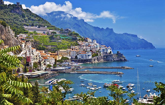 9. C&oacute; rất nhiều tour du lịch th&uacute; vị ở Amalfi, mang đến&nbsp;cho du kh&aacute;ch những trải nghiệm độc đ&aacute;o. Bạn c&oacute; thể đăng k&yacute; tour nửa ng&agrave;y hoặc cả ng&agrave;y bằng thuyền.
