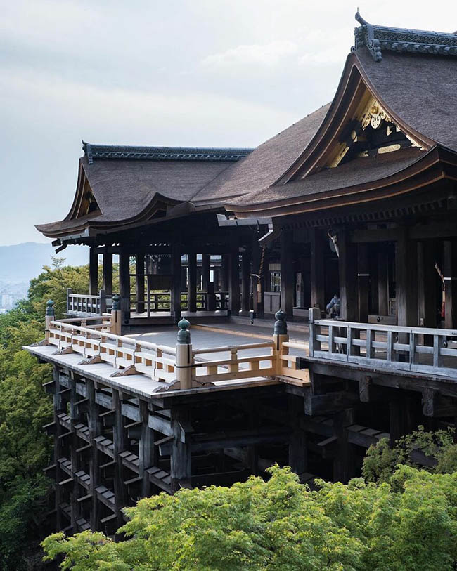 7. Đền Kiyomizu-dera v&agrave; s&acirc;n khấu bằng gỗ hinoki, được x&acirc;y dựng v&agrave;o năm 778. Ch&iacute;nh điện v&agrave; s&acirc;n khấu được x&acirc;y dựng ho&agrave;n to&agrave;n kh&ocirc;ng d&ugrave;ng đinh v&agrave;o 1633. C&aacute;c cột m&oacute;ng bằng gỗ b&ecirc;n dưới cao 13 m&eacute;t v&agrave; được l&agrave;m từ những c&acirc;y cổ thụ 400 năm tuổi. Nhiều t&ograve;a nh&agrave; trong khu&ocirc;n vi&ecirc;n ng&ocirc;i đền c&oacute; ni&ecirc;n đại từ giữa những năm 1600.
