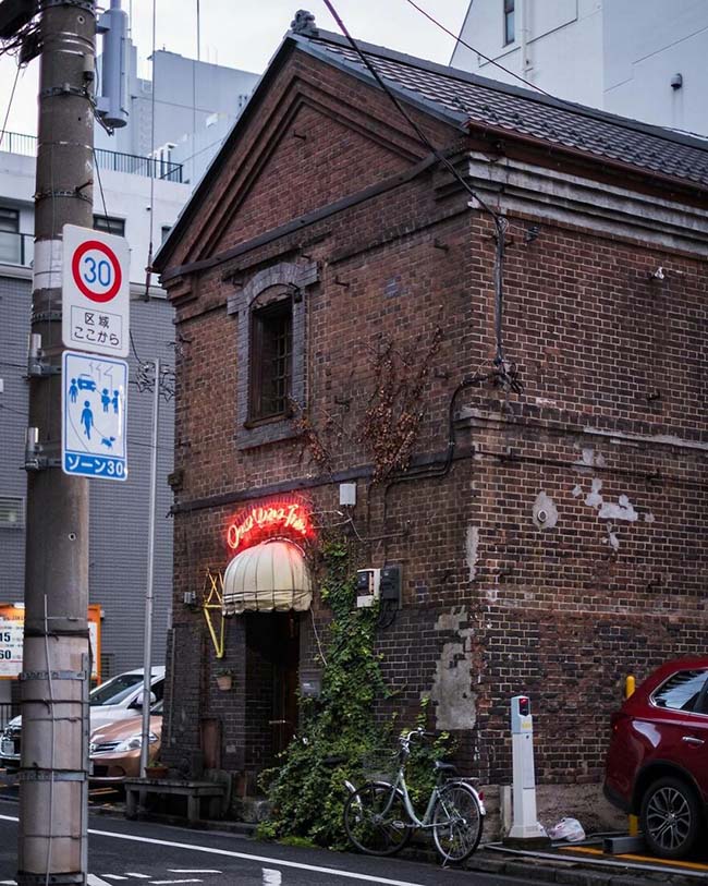 9. Một qu&aacute;n bar ở Yushima, Tokyo, được x&acirc;y dựng v&agrave;o khoảng cuối những năm 1800. Chủ qu&aacute;n bar đ&atilde; cho thu&ecirc; kh&ocirc;ng gian n&agrave;y từ giữa những năm 1970. Tầng dưới c&oacute; quầy bar v&agrave; tầng 2 l&agrave; kh&ocirc;ng gian tổ chức sự kiện. Kh&ocirc;ng chắc t&ograve;a nh&agrave; lịch sử n&agrave;y sẽ c&ograve;n tồn tại được bao l&acirc;u nữa v&igrave; chủ của nơi n&agrave;y muốn ph&aacute; dỡ hơn l&agrave; sửa chữa lại.
