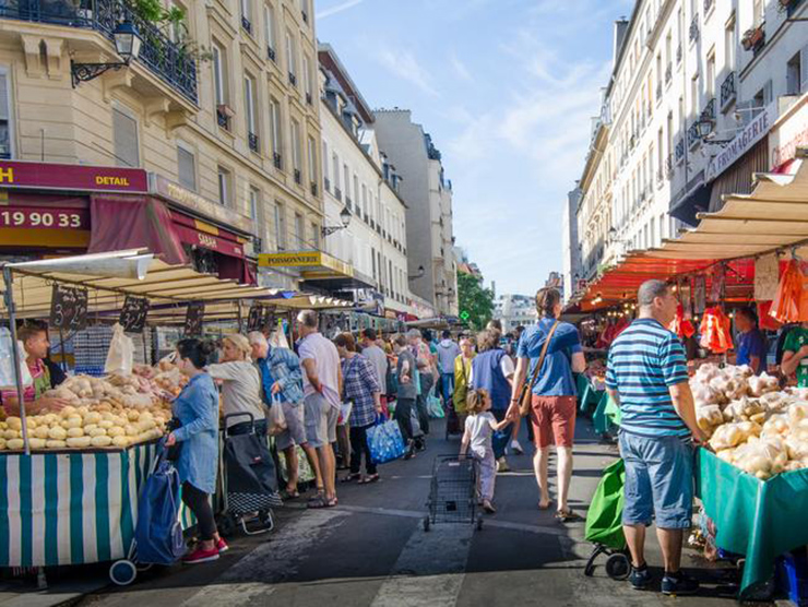 1. Cho d&ugrave; bạn bước v&agrave;o một cửa h&agrave;ng thời trang, cửa h&agrave;ng b&aacute;n đồ ăn nhanh hay gặp nh&acirc;n vi&ecirc;n hướng dẫn kh&aacute;ch của kh&aacute;ch sạn, h&atilde;y lu&ocirc;n n&oacute;i xin ch&agrave;o trước, đ&oacute; l&agrave; quy tắc quan trọng nhất.
