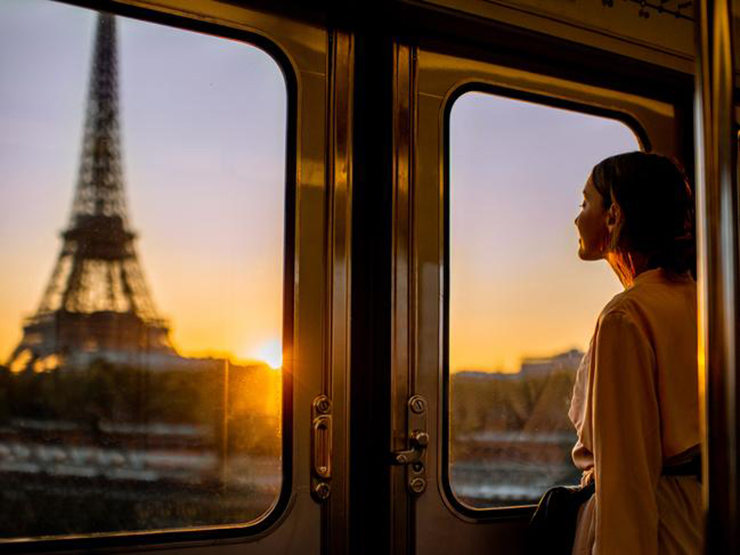 12. Bạn n&ecirc;n sử dụng t&agrave;u điện ngầm khi tới Ph&aacute;p, n&oacute; rẻ, an to&agrave;n, thuận tiện. Nếu bạn vừa hạ c&aacute;nh xuống s&acirc;n bay Charles de Gaulle, h&atilde;y đi t&agrave;u điện ngầm.&nbsp;Ngo&agrave;i ra, c&aacute;c địa điểm nổi tiếng kh&aacute;c cũng đều c&oacute; tuyến t&agrave;u điện ngầm chạy qua, bạn n&ecirc;n đi t&agrave;u thay v&igrave; ngồi taxi đắt đỏ.
