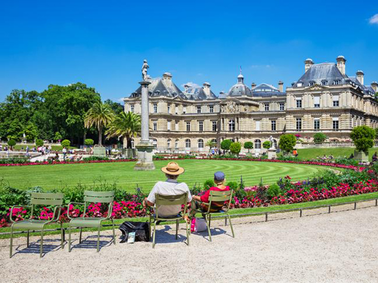 15. Đừng ngồi tr&ecirc;n c&aacute;c b&atilde;i cỏ ở Ph&aacute;p, nếu kh&ocirc;ng bạn sẽ bị người bảo vệ hu&yacute;t sao xua đuổi.
