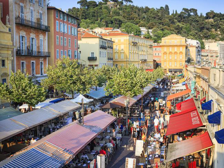 9. Tiền tệ của Ph&aacute;p l&agrave; đồng euro, mặc d&ugrave; hầu hết c&aacute;c nơi sẽ chấp nhận thẻ nhưng bạn vẫn n&ecirc;n c&oacute; một &iacute;t tiền mặt trong người.
