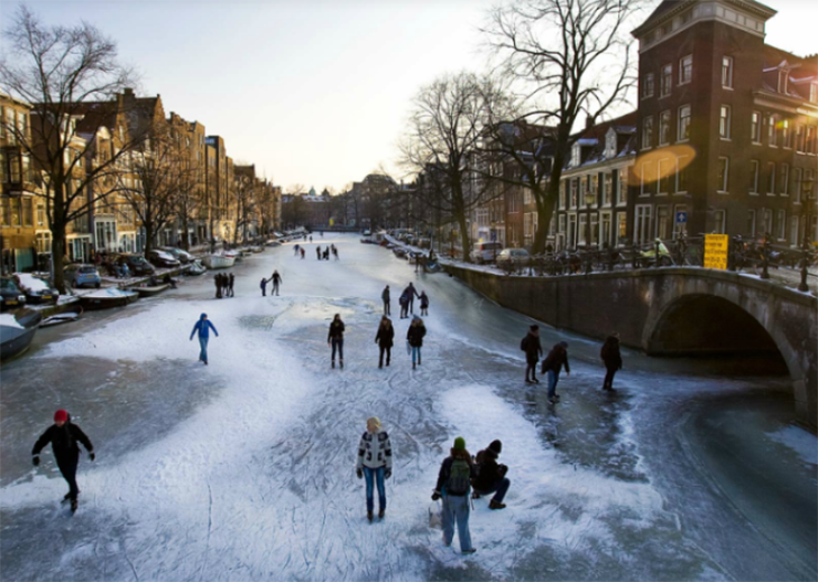 Đến Amsterdam du kh&aacute;ch c&ograve;n cơ hội được trượt băng hoặc đi bộ tr&ecirc;n những con k&ecirc;nh đ&oacute;ng băng (chỉ v&agrave;o m&ugrave;a đ&ocirc;ng v&agrave; sau nhiều ng&agrave;y nhiệt độ dưới 0 độ).
