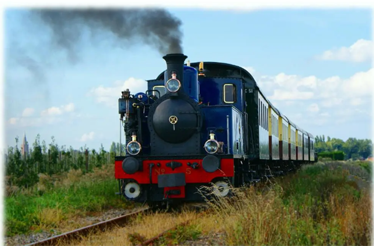 Đi t&agrave;u hỏa hơi nước&nbsp;từ Hoorn: Đối với những người y&ecirc;u th&iacute;ch đồ cổ th&igrave; đ&acirc;y l&agrave; một trải nghiệm cực kỳ th&uacute; vị v&agrave; đ&acirc;y l&agrave; một trong những phương tiện giao th&ocirc;ng kh&aacute;c thường nhất ở H&agrave; Lan.
