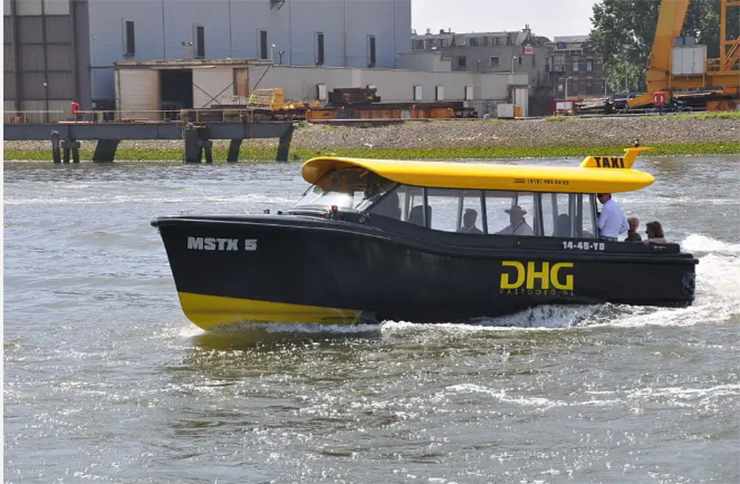 Đi taxi nước ở Rotterdam: H&atilde;y thử&nbsp;trải nghiệm c&oacute; từ năm 1920 n&agrave;y, khi&nbsp;một&nbsp;chiếc thuyền nhỏ nhưng đ&aacute;ng y&ecirc;u sẽ đưa bạn đi tr&ecirc;n một số tuyến đường định trước ở Rotterdam. Đ&oacute; l&agrave; một c&aacute;ch th&uacute; vị để kh&aacute;m ph&aacute; th&agrave;nh phố v&agrave;o những buổi chiều m&ugrave;a h&egrave; ấm &aacute;p.
