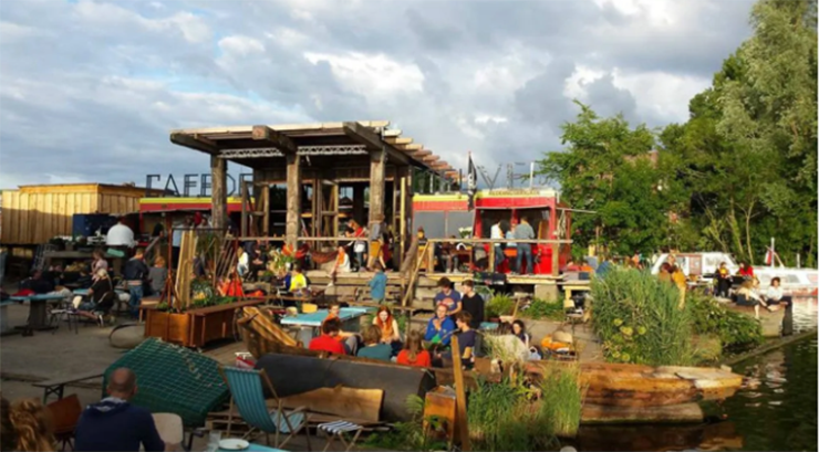 Thưởng thức đồ uống trong một qu&aacute;n c&agrave; ph&ecirc; nơi m&agrave; tất cả đồ nội thất đều l&agrave;m từ r&aacute;c: Caf&eacute; de Ceuvel l&agrave; một qu&aacute;n c&agrave; ph&ecirc; xanh 100%. Qu&aacute;n c&agrave; ph&ecirc; n&agrave;y tự cung cấp năng lượng, tự trồng rau v&agrave; l&agrave;m sạch đất khỏi tạp chất v&igrave; địa điểm n&agrave;y về cơ bản từng l&agrave; một b&atilde;i r&aacute;c c&ocirc;ng nghiệp. Ng&agrave;y nay, qu&aacute;n l&agrave; một dự &aacute;n bền vững thực sự v&agrave; n&oacute; cung cấp đồ ăn v&agrave; thức uống hữu cơ (bao gồm cả rượu).
