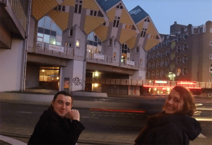 Gh&eacute; thăm những ng&ocirc;i nh&agrave; h&igrave;nh khối ở Rotterdam: Bạn c&oacute; thể đ&atilde; nghe n&oacute;i về những ng&ocirc;i nh&agrave; v&agrave; thiết kế đi&ecirc;n rồ n&agrave;y. &nbsp;Xin mời đến bảo t&agrave;ng Kijk Cubus để chi&ecirc;m ngưỡng ch&uacute;ng, nơi đ&acirc;y mở cửa từ 11h đến 17h hằng ng&agrave;y.
