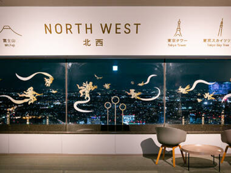 H&agrave;nh tr&igrave;nh đến thế giới ph&ugrave; thủy của Harry Potter: Thương hiệu Harry Potter sẽ tiếp quản khu vực Minatomirai của Yokohama v&agrave;o Gi&aacute;ng sinh n&agrave;y. C&aacute;c Potterhead n&ecirc;n đến thẳng th&aacute;p Yokohama Landmark để chi&ecirc;m ngưỡng c&acirc;y th&ocirc;ng Noel khổng lồ cao 12m trong trung t&acirc;m mua sắm Landmark Plaza. Ở đ&acirc;y c&oacute; tr&igrave;nh diễn &aacute;nh s&aacute;ng tuyệt đẹp v&agrave;o buổi tối (cứ sau 30 ph&uacute;t từ 4 giờ chiều đến 11 giờ tối) với những b&ocirc;ng tuyết nhảy m&uacute;a v&agrave; nến lơ lửng.
