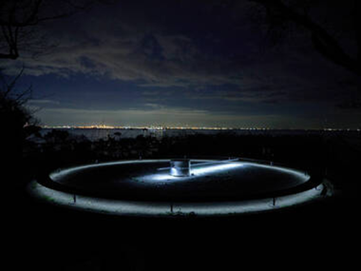 Đảo gi&aacute;c quan &ndash; Đảo nghệ thuật hắc &aacute;m Sarushima: Ngo&agrave;i khơi Yokosuka l&agrave; h&ograve;n đảo nhỏ Sarushima, h&ograve;n đảo tự nhi&ecirc;n duy nhất ở vịnh Tokyo. V&agrave;o th&aacute;ng 12, h&ograve;n đảo v&agrave; c&aacute;c ph&aacute;o đ&agrave;i bị l&atilde;ng qu&ecirc;n n&agrave;y sẽ được biến th&agrave;nh kh&ocirc;ng gian triển l&atilde;m của một lễ hội nhiếp ảnh v&agrave; nghệ thuật thị gi&aacute;c.
