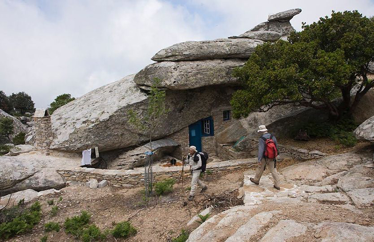 12. Để tránh thu hút sự chú ý, các ngôi nhà thường chỉ có 1 tầng, thấp hơn tảng đá hoặc vách đá ngụy trang cho nó và không có ống khói.