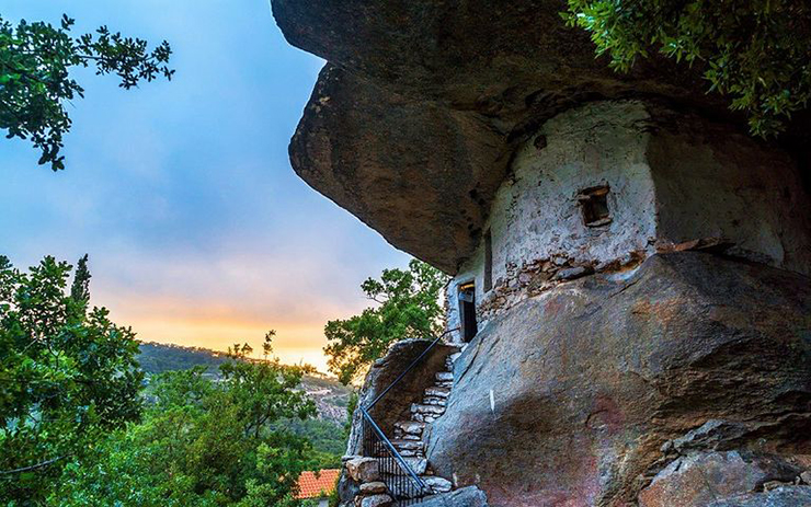 13. Người dân địa phương chủ yếu tương tác vào ban đêm, tránh sử dụng lửa hoặc bất kỳ nguồn ánh sáng nào. Thậm chí họ còn không nuôi chó vì sợ tiếng sủa của chúng sẽ thu hút những vị khách không mời.