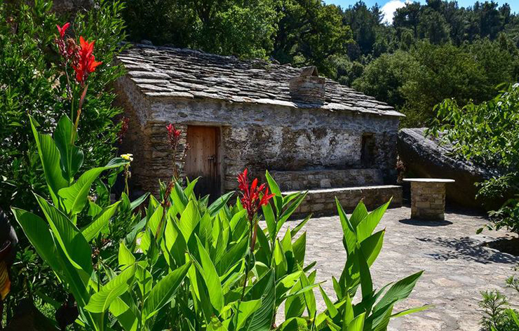 14. Bất chấp những khó khăn mà người dân địa phương phải gánh chịu trong nhiều thế kỷ, đảo Ikaria được biết tới là vùng đất có nhiều người sống thọ nhất ở Hy Lạp.