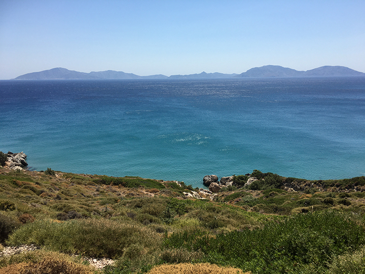 2. Thế nhưng, thiên đường này không phải lúc nào cũng bình yên như vậy. Hàng trăm năm trước, Ikaria là mục tiêu hàng đầu của bọn cướp biển, chúng xem bờ biển Aegean là quê hương của mình.