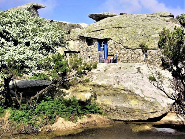 6. Các cuộc tấn công vào hòn đảo xảy ra cả dưới sự cai trị của đế quốc La Mã và Byzantine. Vào thế kỷ 14, sau khi hòn đảo trở thành một phần của Cộng hòa Genoa, nạn cướp biển trở nên tồi tệ đến mức người dân địa phương đã phá hủy các cảng để ngăn chặn các cuộc xâm lược.