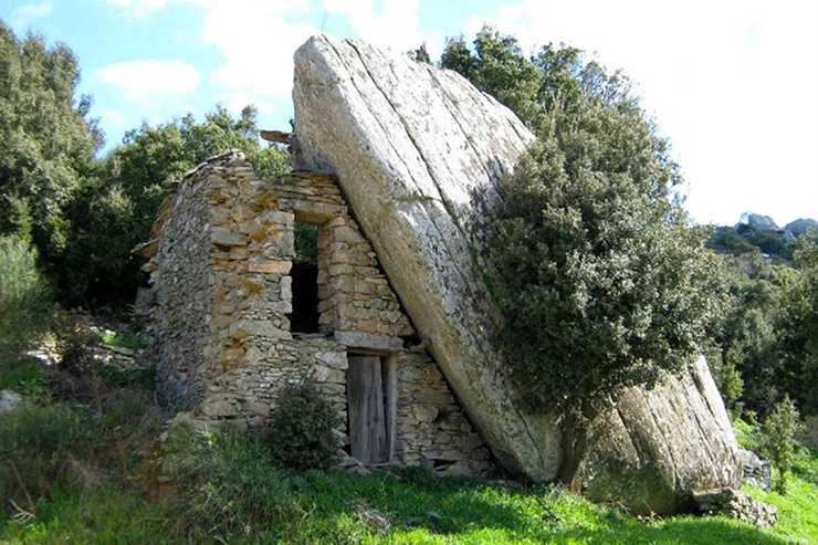 7. Chỉ sau khi đảo Ikaria được sáp nhập vào Đế chế Ottoman, người dân mới có những hành động tuyệt vọng như xây nhà trong đá để trốn cướp biển. Họ không có nhiều lựa chọn để đối phó với tình hình.