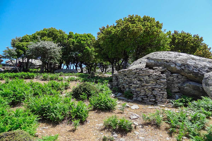 9. Những ngôi nhà chống cướp biển này hòa hợp với đặc điểm cảnh quan núi non của hòn đảo, khiến nó khó phát hiện từ xa.