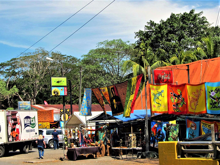 8. Tại đ&acirc;y c&ograve;n c&oacute; c&aacute;c cửa h&agrave;ng lưu niệm, nh&agrave; h&agrave;ng, cửa h&agrave;ng kem v&agrave; ph&ograve;ng tắm ngay tr&ecirc;n c&acirc;y cầu.
