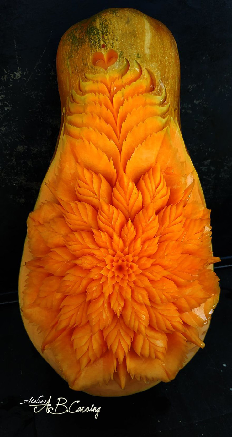 &ldquo;Phần kh&oacute; khăn nhất của qu&aacute; tr&igrave;nh s&aacute;ng tạo l&agrave; tạo n&ecirc;n thiết kế &ldquo;kh&ocirc;ng đụng h&agrave;ng&rdquo;. N&oacute; phải l&agrave; duy nhất cho mỗi quả b&iacute; ng&ocirc; hoặc loại rau củ kh&aacute;c. Bản th&acirc;n qu&aacute; tr&igrave;nh khắc kh&ocirc;ng qu&aacute; kh&oacute;&rdquo;, anh chia sẻ.


