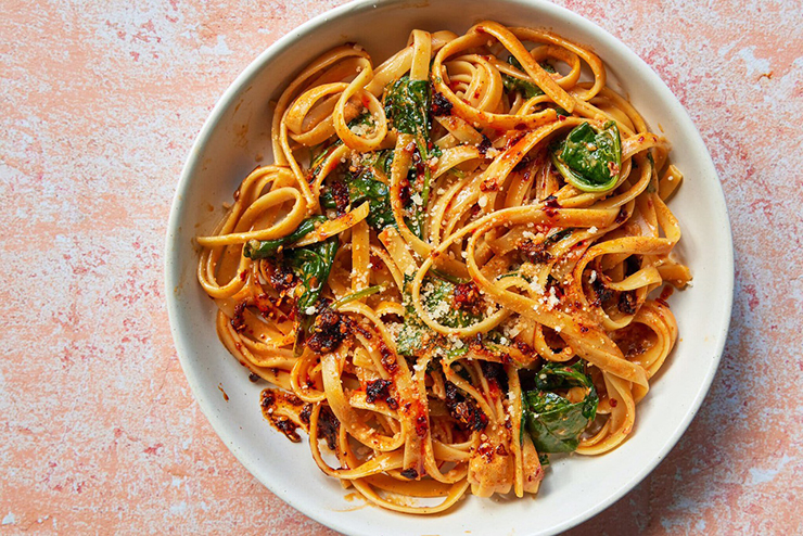Mỳ &Yacute; Fettuccine với cải b&oacute; x&ocirc;i được Genevieve Ko &nbsp;chứng minh c&oacute; hương vị tr&ecirc;n cả mong đợi.
