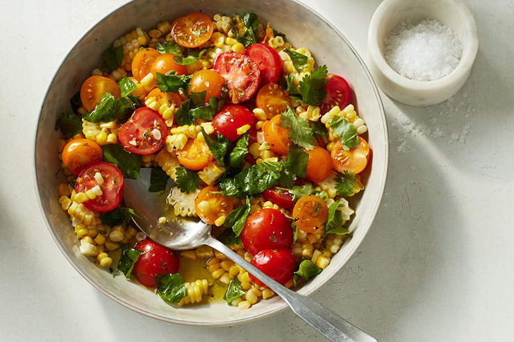 Salad ng&ocirc; với c&agrave; chua, h&uacute;ng quế, ng&ograve; l&agrave; một m&oacute;n salad cực kỳ đơn giản của Genevieve Ko.&nbsp;Một số người s&aacute;ng tạo th&ecirc;m bằng c&aacute;ch th&ecirc;m bơ, đậu đen&hellip;
