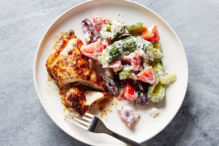 Salad g&agrave; với dưa chuột kiểu Hy Lạp n&agrave;y do Ali Slagle l&agrave;m ra. M&oacute;n ăn n&agrave;y nhận được đ&aacute;nh gi&aacute; rất cao, hương vị mới lạ, m&agrave;u sắc hấp dẫn.
