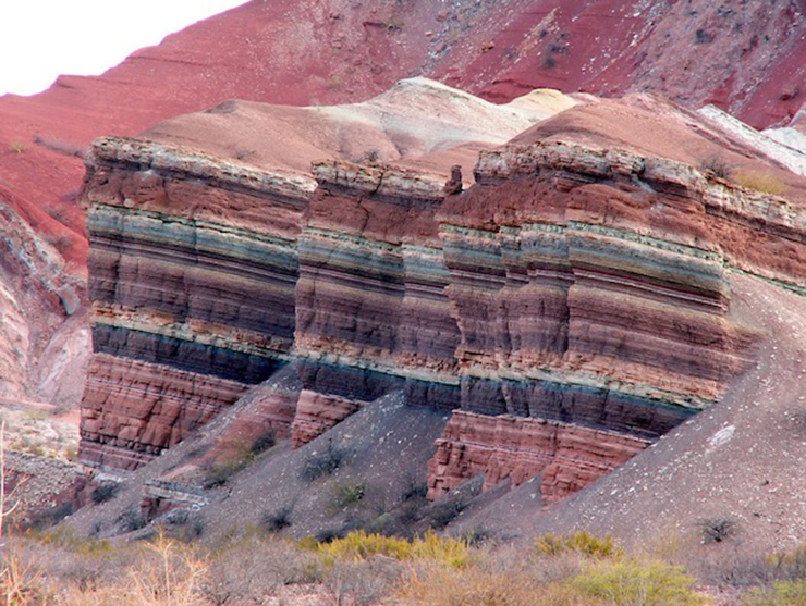 Quebrada de Humahuaca l&agrave; một khu vực kh&ocirc; cằn, nhiều m&agrave;u sắc, được du kh&aacute;ch đ&aacute;nh gi&aacute; cao bởi vẻ đẹp độc đ&aacute;o của m&igrave;nh.
