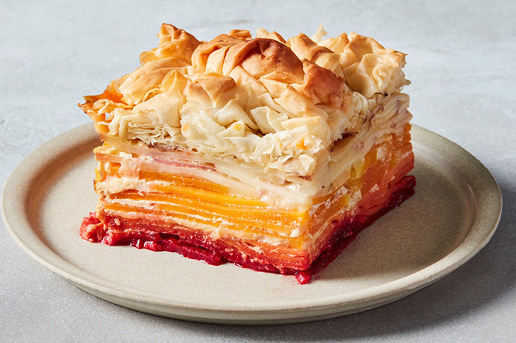 Nhiều người kinh ngạc trước m&oacute;n ăn tuyệt đẹp n&agrave;y trong Lễ Tạ ơn năm nay. M&oacute;n gratin ombr&eacute; d&agrave;nh cho người ăn chay hấp d&atilde;n n&agrave;y do Alexa Weibel l&agrave;m ra. N&oacute; được l&agrave;m từ c&aacute;c lớp b&iacute; đỏ, khoai lang, củ cải đường, khoai t&acirc;y v&agrave; b&aacute;nh ngọt.
