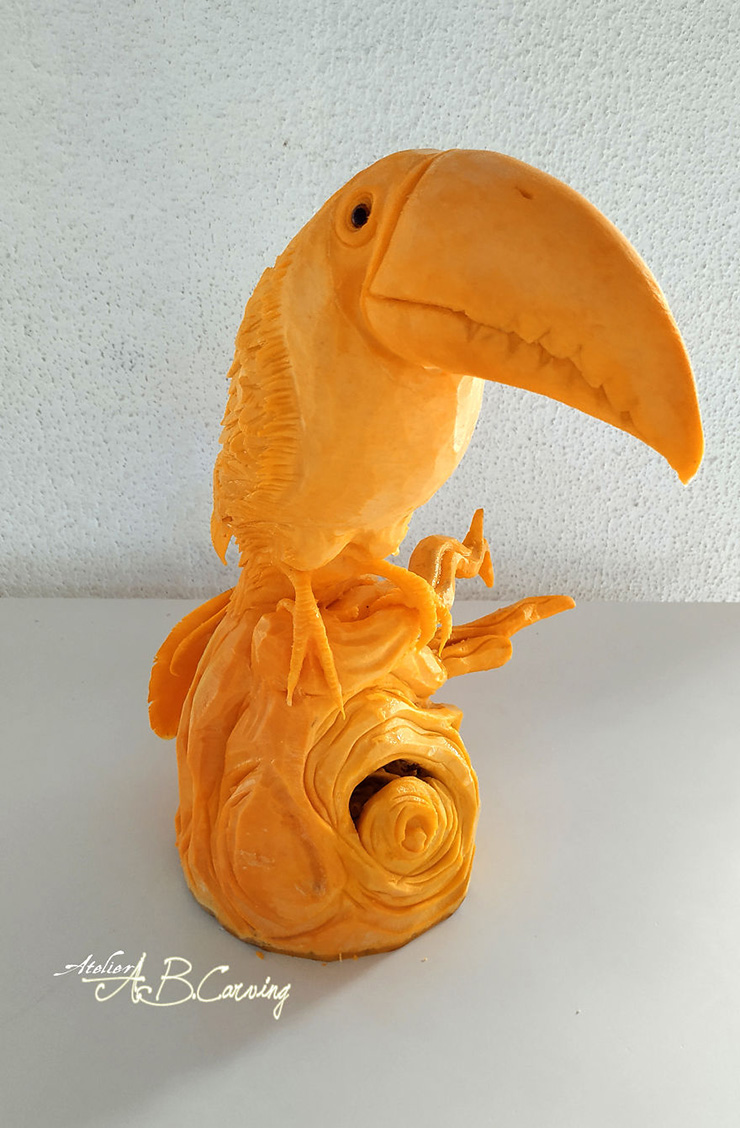 Anh kh&ocirc;ng được đ&agrave;o tạo b&agrave;i bản để đi&ecirc;u khắc tr&ecirc;n những quả b&iacute; ng&ocirc;, cũng như c&aacute;c loại rau củ kh&aacute;c, tất cả mọi thứ đều do anh tự học bằng c&aacute;ch xem video tr&ecirc;n mạng.
