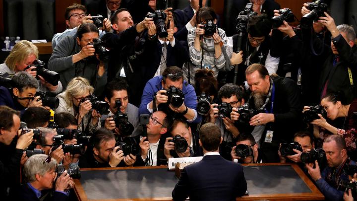 10/4 - Gi&aacute;m đốc điều h&agrave;nh Facebook Mark Zuckerberg được bao quanh bởi c&aacute;c nhiếp ảnh gia khi anh đến phi&ecirc;n điều trần chung của Ủy ban Tư ph&aacute;p v&agrave; Thương mại của Thượng viện.