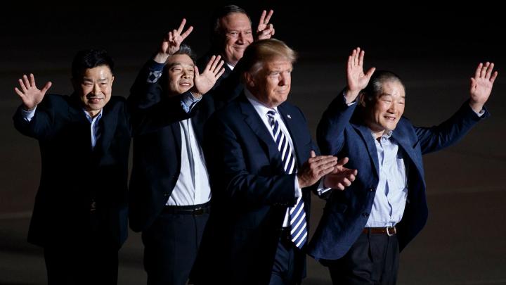10/5 - Tổng thống Mỹ Donald Trump v&agrave; Ngoại trưởng Mỹ Mike Pompeo đ&oacute;n ba c&ocirc;ng d&acirc;n do Triều Ti&ecirc;n thả tự do tại căn cứ kh&ocirc;ng qu&acirc;n Andrews ở Maryland, trước thềm hội nghị thượng đỉnh của Trump với nh&agrave; l&atilde;nh đạo Triều Ti&ecirc;n Kim Jong-un.