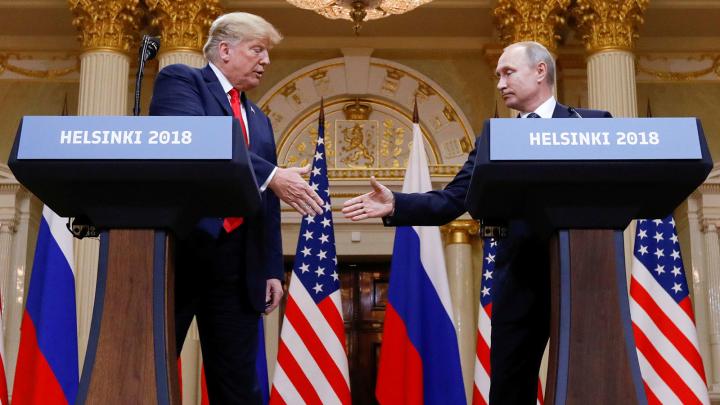 16/7 - Tổng thống Mỹ Donald Trump bắt tay Tổng thống Nga Vladimir Putin khi kết th&uacute;c hội nghị thượng đỉnh của họ tại Helsinki, Phần Lan.