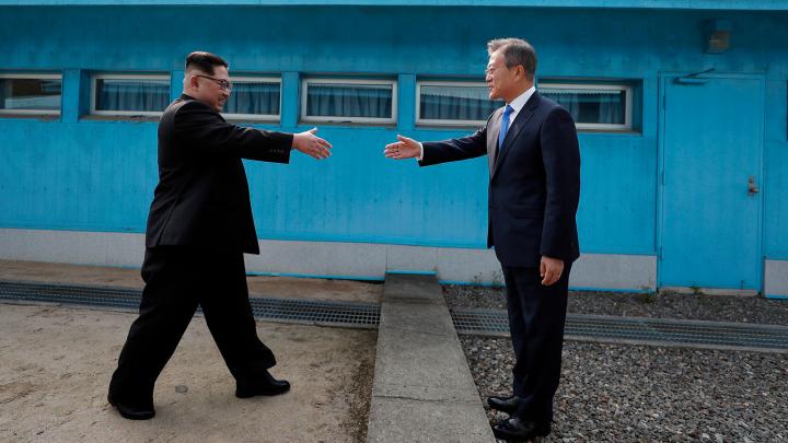 27/4 &ndash; &Ocirc;ng Kim Jong-un trở th&agrave;nh nh&agrave; l&atilde;nh đạo đầu ti&ecirc;n của Triều Ti&ecirc;n bước v&agrave;o l&atilde;nh thổ H&agrave;n Quốc kể từ năm 1953. Trong h&igrave;nh, Tổng thống H&agrave;n Quốc Moon Jae-in đang chờ để ch&agrave;o đ&oacute;n &ocirc;ng tại đường ph&acirc;n định qu&acirc;n sự đ&atilde; chia rẽ từ l&acirc;u hai miền Triều Ti&ecirc;n.