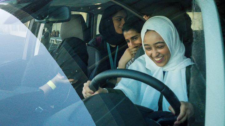 5/3 &ndash; C&aacute;c c&ocirc; g&aacute;i lần đầu tham gia kh&oacute;a học l&aacute;i xe tại Đại học Effat ở Jidda, Arab Saudi. Vương quốc Hồi gi&aacute;o n&agrave;y đ&atilde; dỡ bỏ lệnh cấm h&agrave;ng thập kỷ đối với c&aacute;c nữ t&agrave;i xế, đưa phụ nữ đất nước h&ograve;a nhập hơn với phần c&ograve;n lại của thế giới.