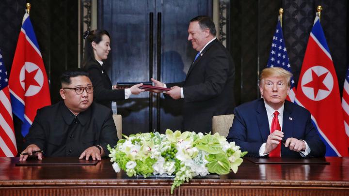 12/6 - Nh&agrave; l&atilde;nh đạo Triều Ti&ecirc;n Kim Jong-un v&agrave; Tổng thống Mỹ Donald Trump chuẩn bị k&yacute; một văn kiện v&agrave;o cuối hội nghị thượng đỉnh của họ tại Singapore. Đ&acirc;y l&agrave; cuộc gặp đầu ti&ecirc;n chưa từng c&oacute; giữa một tổng thống Mỹ đương nhiệm v&agrave; một nh&agrave; l&atilde;nh đạo Triều Ti&ecirc;n.