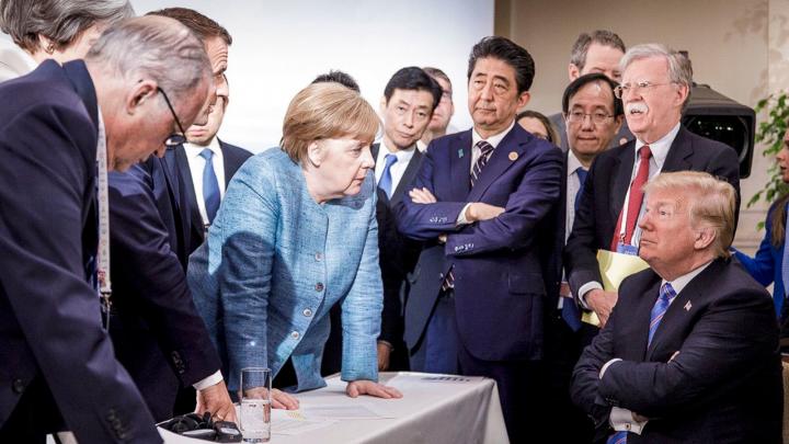 9/6 - Trong bức ảnh do Văn ph&ograve;ng B&aacute;o ch&iacute; Ch&iacute;nh phủ Đức cung cấp, Thủ tướng Đức Angela Merkel n&oacute;i chuyện với Tổng thống Mỹ Donald Trump khi họ được bao quanh bởi c&aacute;c nh&agrave; l&atilde;nh đạo kh&aacute;c b&ecirc;n lề Hội nghị G7 ở Charlevoix, Quebec, Canada.