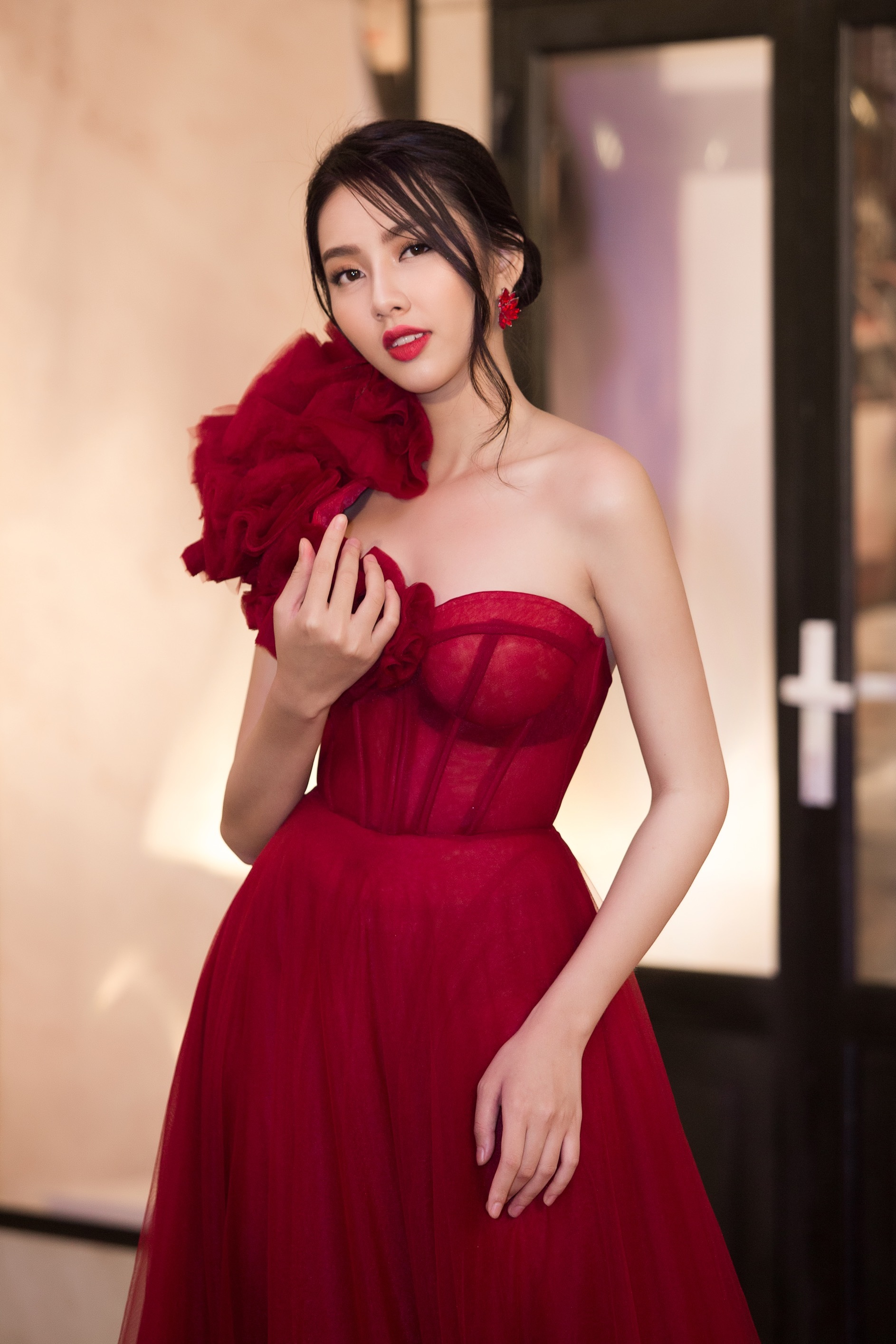 Người đẹp nh&acirc;n &aacute;i Nguyễn Th&uacute;c Thuỳ Ti&ecirc;n v&ocirc; c&ugrave;ng quyến rũ với chiếc đầm lệch vai hờ hững.