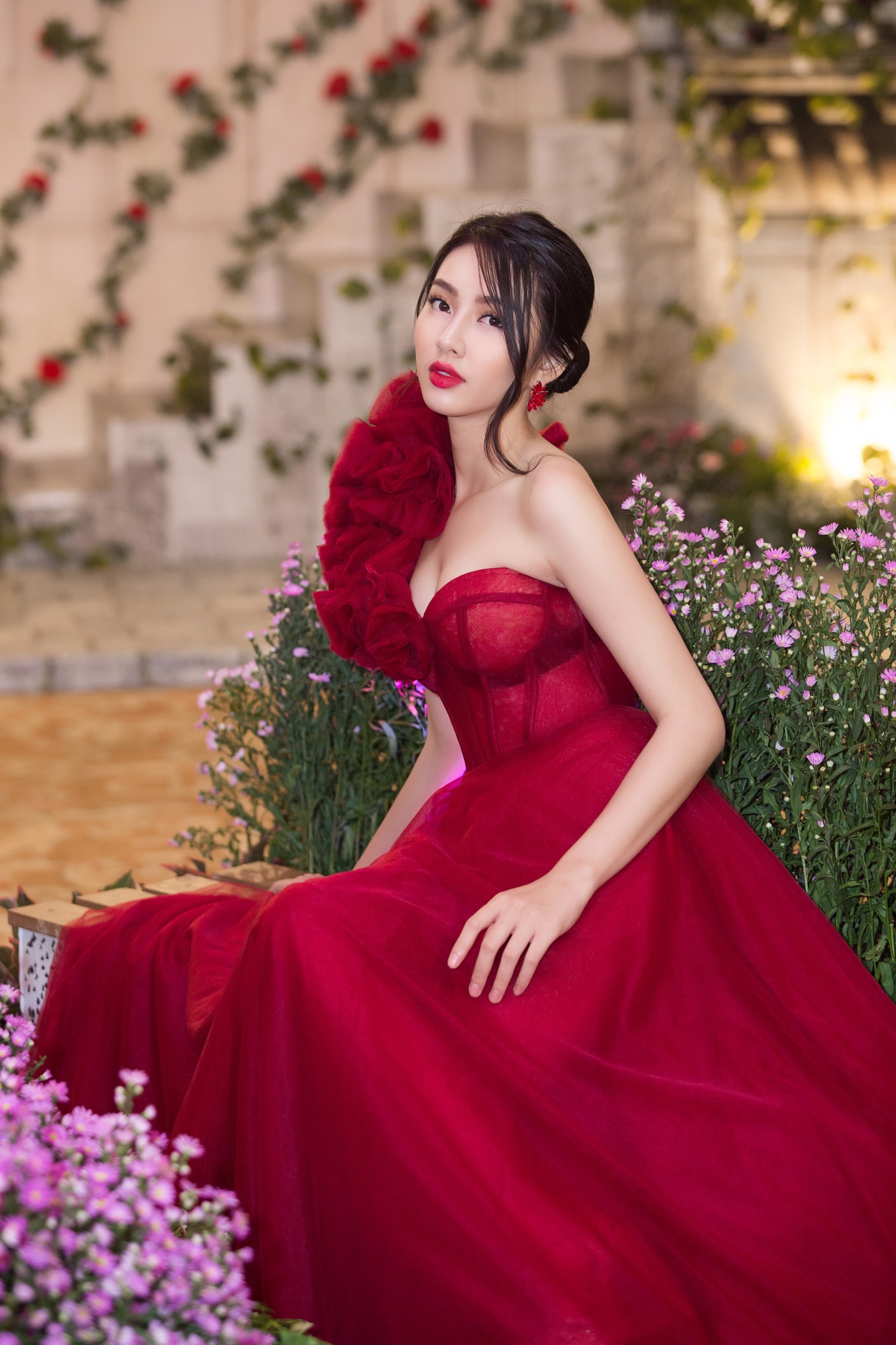Nguyễn Th&uacute;c Th&ugrave;y Ti&ecirc;n cũng đầy rạng rỡ v&agrave; l&ocirc;i cuốn.