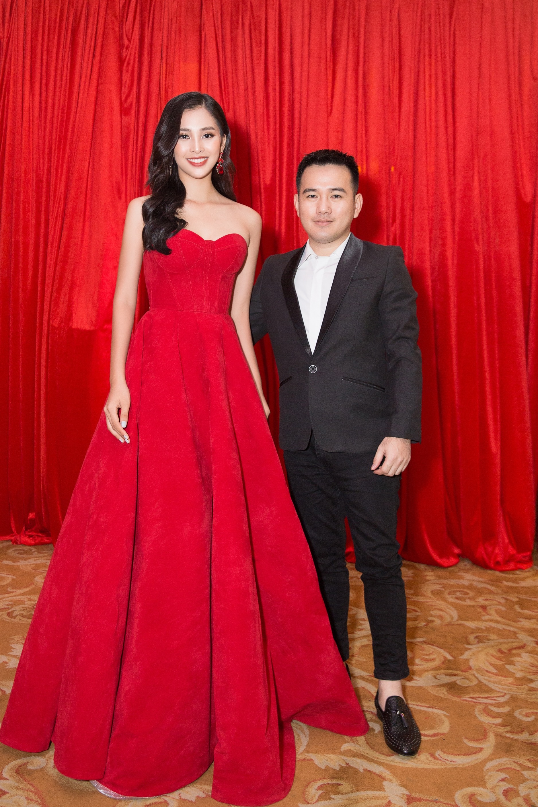 Tiểu Vy v&agrave; NTK L&ecirc; Thanh H&ograve;a.