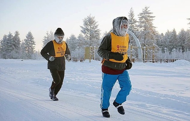 Phải rất cố gắng để c&oacute; thể b&aacute;m được đường đua, sẵn s&agrave;ng hỗ trợ nhau khi cần