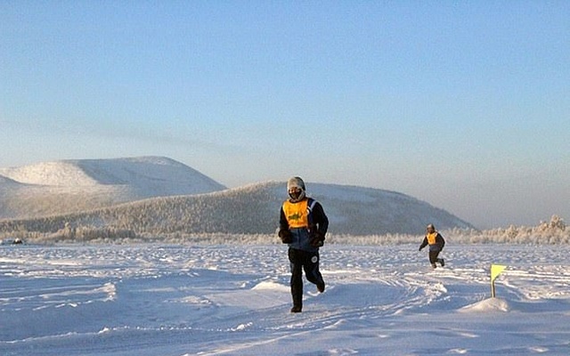 C&aacute;c vận động vi&ecirc;n cơ động tr&ecirc;n đường chạy cũng bị đ&oacute;ng băng