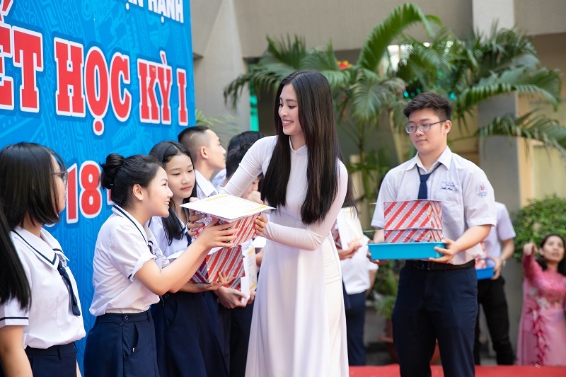 Nh&acirc;n dịp sơ kết Học k&igrave; I của trường THPT Vạn Hạnh, hoa hậu Tiểu Vy đ&atilde; sắp xếp về thăm trường v&agrave; trao phần thưởng cho c&aacute;c em học sinh giỏi