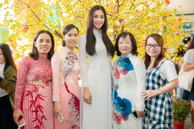 Người đẹp cũng tranh th&ugrave; chụp h&igrave;nh chung c&ugrave;ng c&aacute;c c&ocirc; gi&aacute;o của m&igrave;nh.