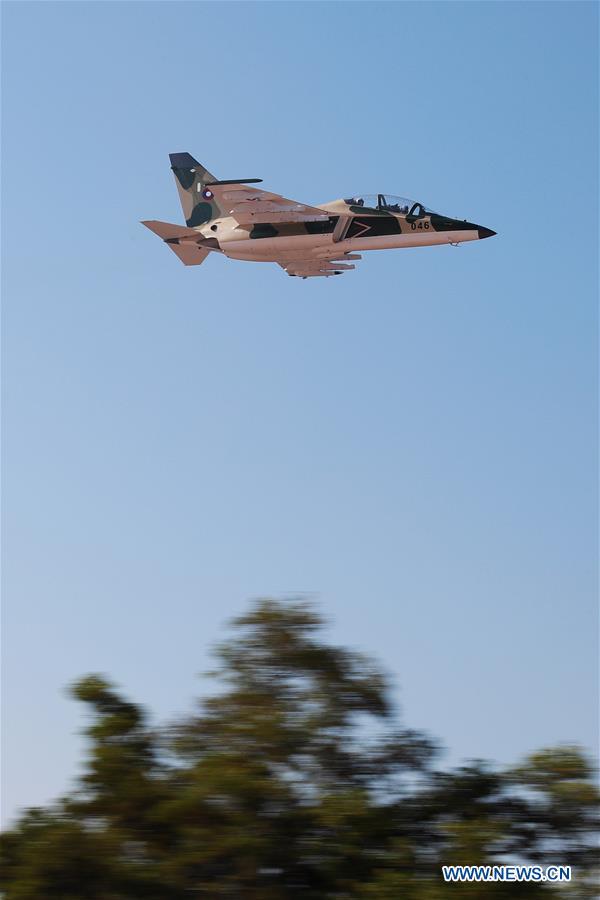 Cuộc diễu binh được tổ chức tại thủ đ&ocirc; Vientiane với sự tham gia của c&aacute;c l&atilde;nh đạo cấp của đảng v&agrave; nh&agrave; nước L&agrave;o cũng như bạn b&egrave; quốc tế. Trong h&igrave;nh l&agrave; m&aacute;y bay huấn luyện Yak-130 L&agrave;o mua của Nga.