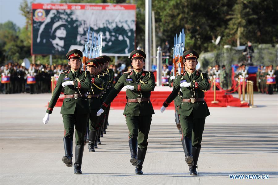 Đội h&igrave;nh cử h&agrave;nh nghi lễ của qu&acirc;n đội L&agrave;o