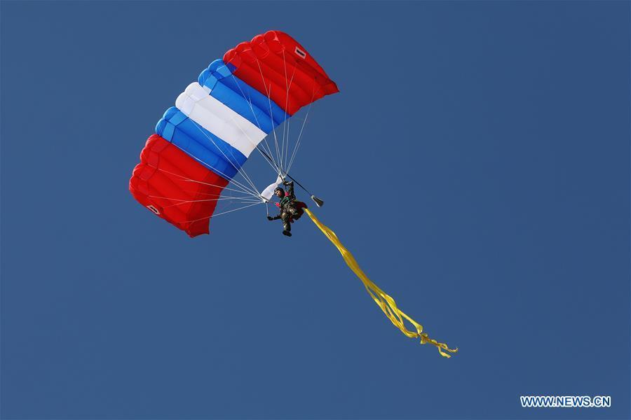 M&agrave;n tr&igrave;nh diễn nhảy d&ugrave; mang quốc kỳ L&agrave;o