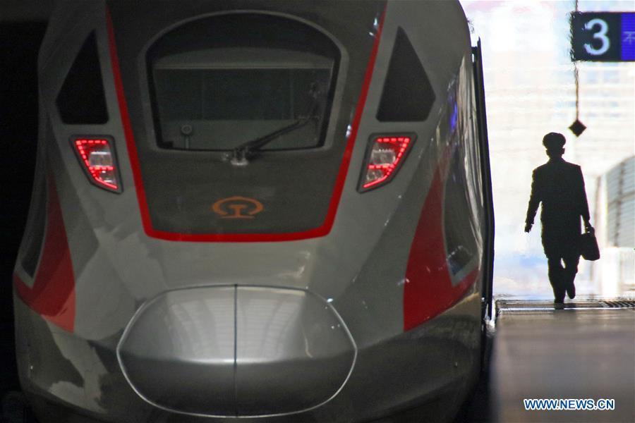 Một chuyến t&agrave;u chở người d&acirc;n Trung Quốc tới c&aacute;c miền qu&ecirc; chuẩn bị khởi h&agrave;nh