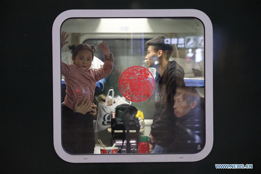 Trẻ em h&aacute;o hức được về qu&ecirc; đ&oacute;n tết c&ugrave;ng cả gia đ&igrave;nh