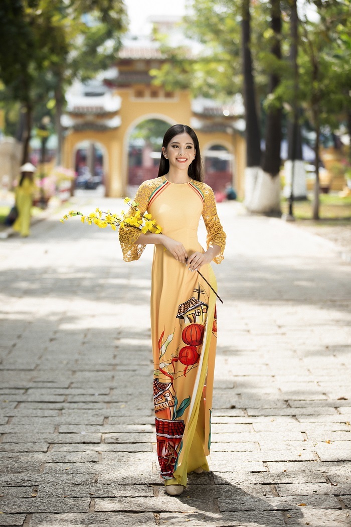 Chất liệu lụa b&oacute;ng v&agrave; gấm xuy&ecirc;n suốt trong BST v&agrave; lối phối m&agrave;u tươi s&aacute;ng tr&ecirc;n từng thiết kế.